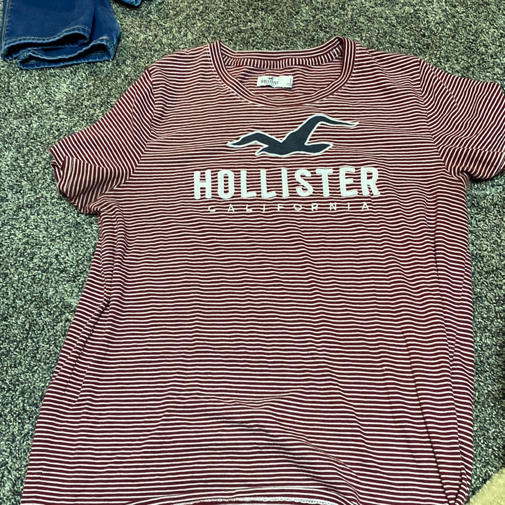 hollister tshirt large but fits like medium